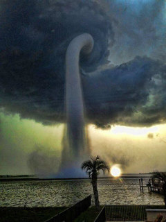 12744541_1089503231094097_フロリダ州タンパ・ベイで巨大な竜巻の驚くべき写真.jpg